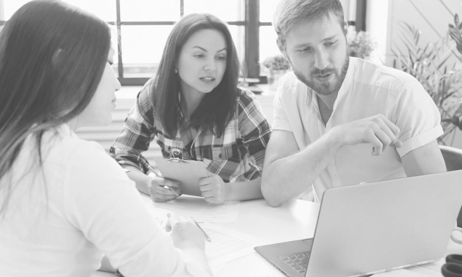 Team bei gemeinsamer Arbeit in modernem Arbeitsraum